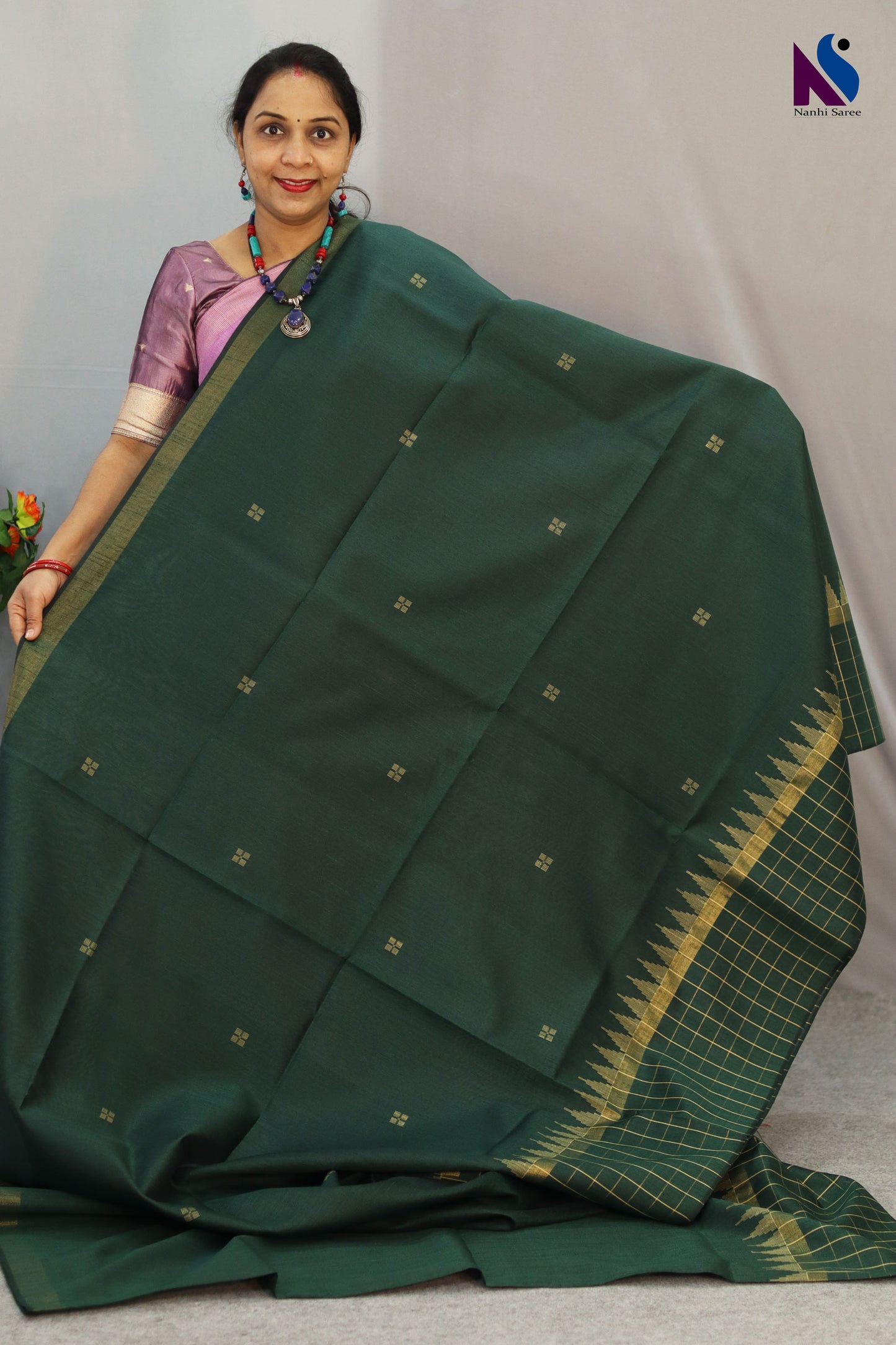 Deep earthy tones Dark green color saree and traditional weave in this handloom saree