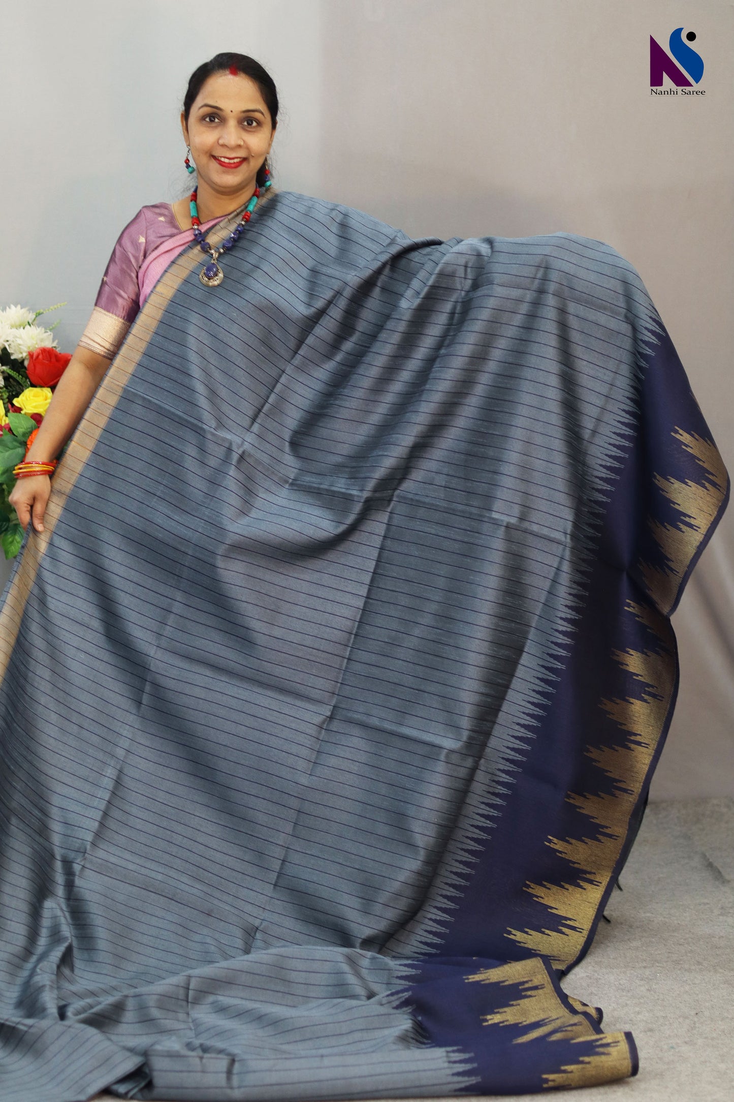 Intricate Fera border enhances the beauty of this handloom saree