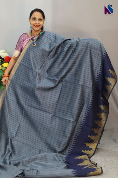 Intricate Fera border enhances the beauty of this handloom saree
