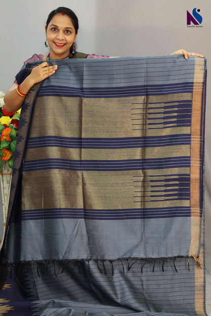 Intricate Fera border enhances the beauty of this handloom saree
