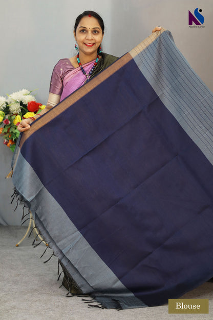 Intricate Fera border enhances the beauty of this handloom saree