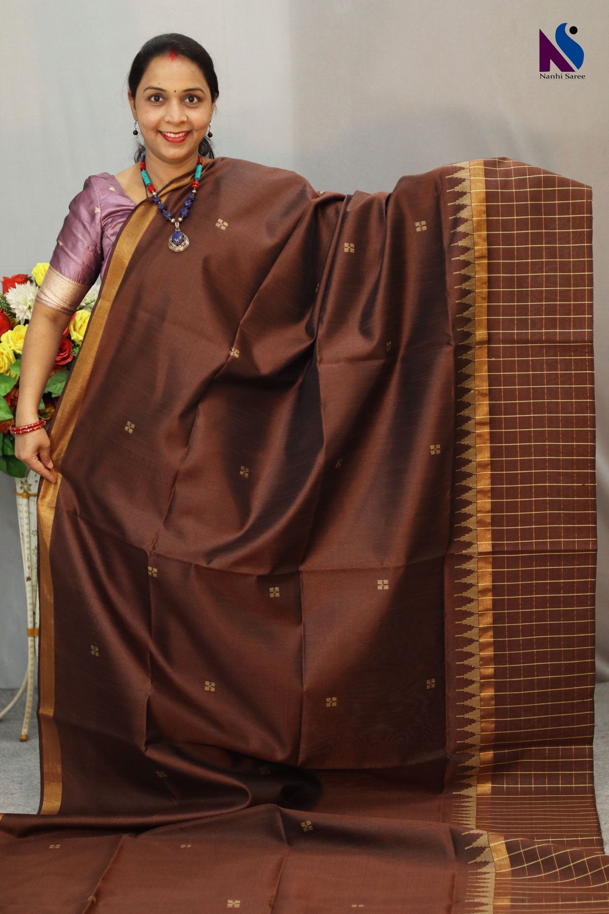Elegant dark coffee shade designed with fine traditional handloom weaving saree