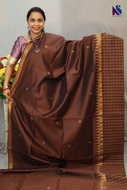 Elegant dark coffee shade designed with fine traditional handloom weaving saree