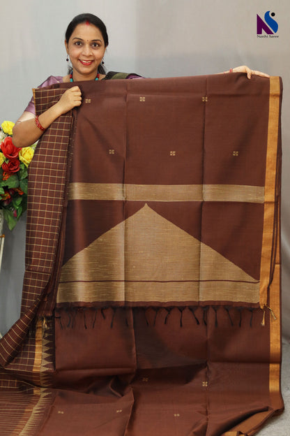 Elegant dark coffee shade designed with fine traditional handloom weaving saree