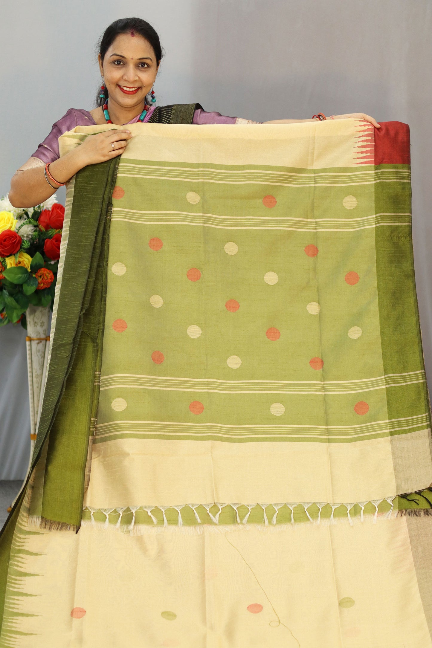 Elegant tussar colour and light mehendi art silk saree featuring classic contrast look