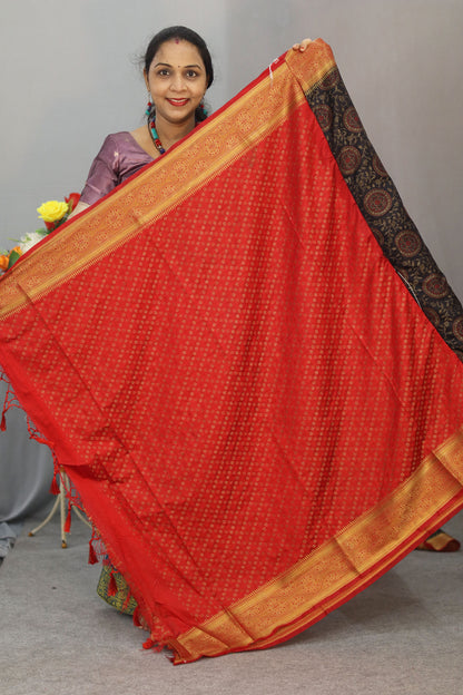 Graceful Poweloom soft Saree Featuring Stunning Beautiful Design