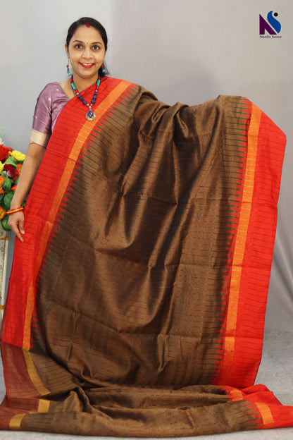 A striking mix of brown color and red color in Pochampally handloom saree