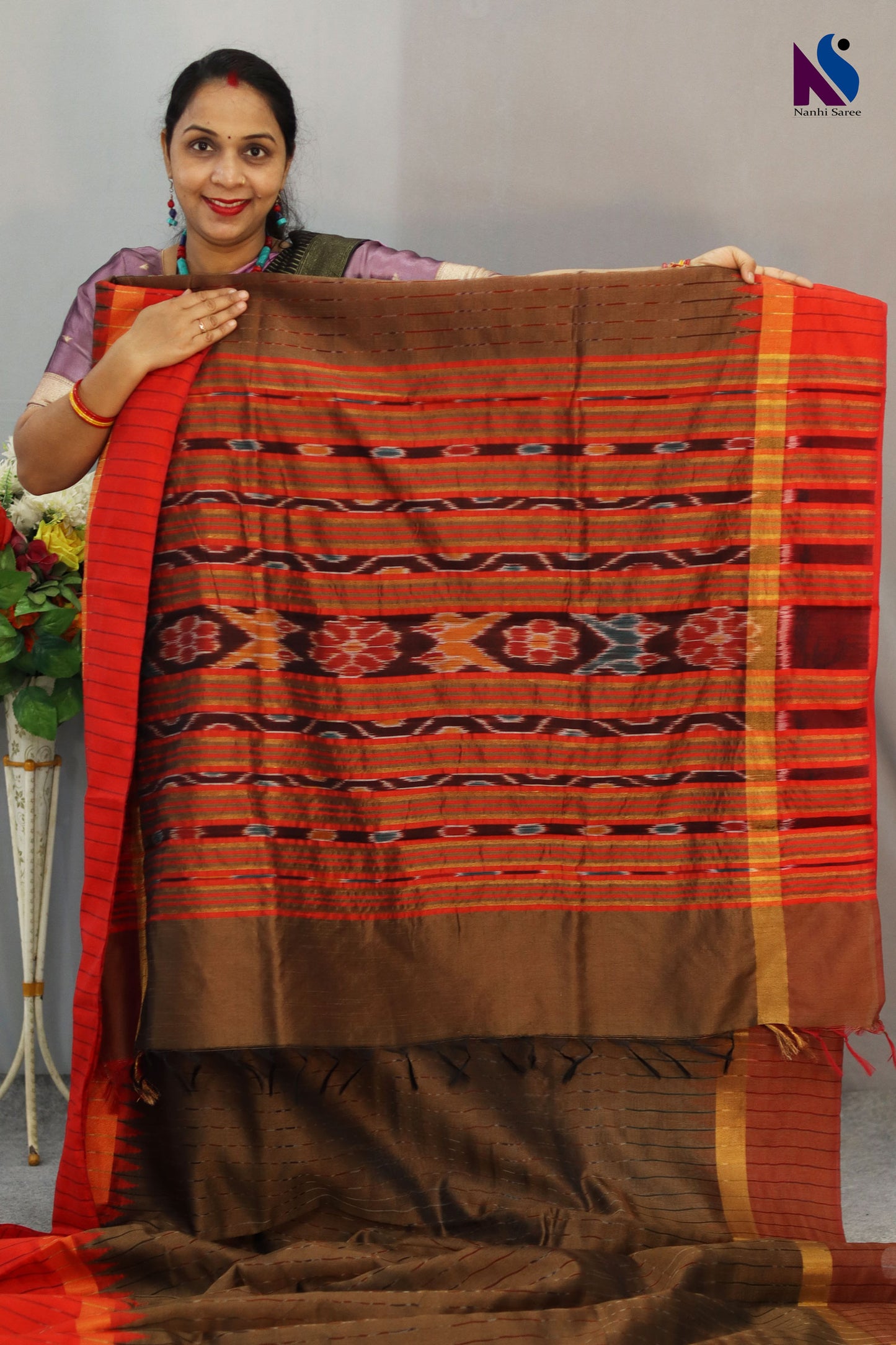 A striking mix of brown color and red color in Pochampally handloom saree