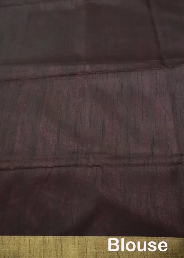 "Beautiful pink hand-woven saree, crafted with fine artistry." - Image 4